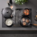 Elegantes y modernas, así son las cocinas con electrodomésticos negros. Placa