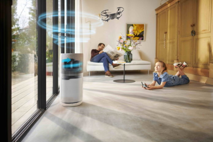Descubre el purificador de diseño de Philips para reducir los síntomas de la alergia esta primavera en casa. Imagen ambiente