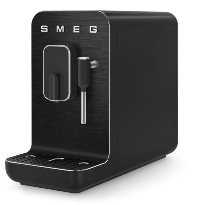 Smeg-presenta-su-nueva-cafetera-super-automatica-Total-Black-BCC02FBMEU