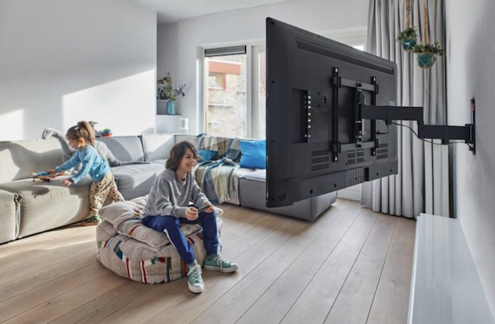 Vogel’s te ofrece los mejores consejos para colgar el televisor en la pared. Imagen lifestyle