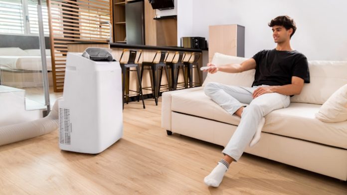 Aire acondicionado portátil de Cecotec con funcionamiento silencioso, ideal para verano e invierno. Imagen ambiente