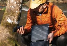 Paneles solares y tomas de corriente portátiles, los aliados perfectos para no quedarnos sin batería en el campo o en la playa