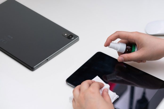 Evita los errores más comunes que pueden dañar tu smartphone o tablet al limpiarlo