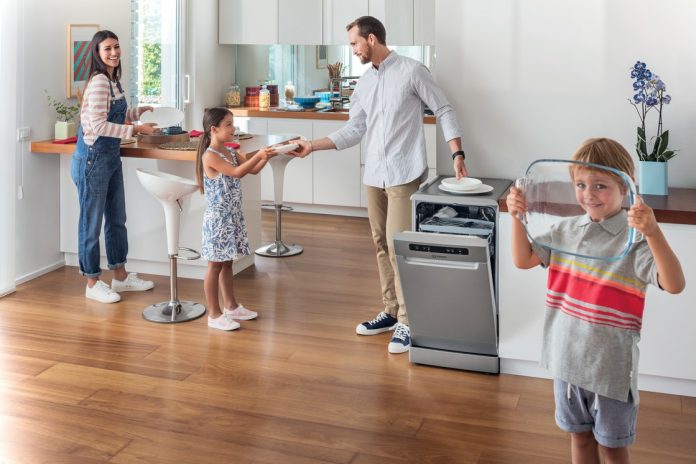 Indesit celebra el Día Mundial de la Risa recordando que compartir tareas también es compartir buenos momentos