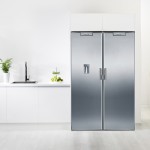 Balay presenta su nuevo frigorífico de una puerta con dispensador de agua, foto pareja con el congelador