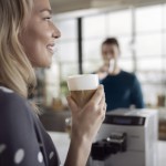 Cafetera Philips Serie 4000 Café au Lait EP4051, imagen ambiente