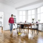 FC 3 y FC 5, las innovadoras máquinas para fregar y aspirar de Kärcher. Imagen ambiente salón