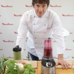 Jordi Cruz pone a prueba la nueva batidora Freshboost de Moulinex.