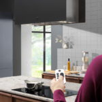 Viste tu cocina de negro mate con Electrolux
